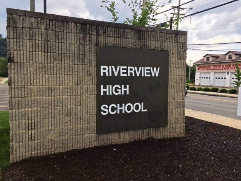 220916webRiverviewHighSchoolSign