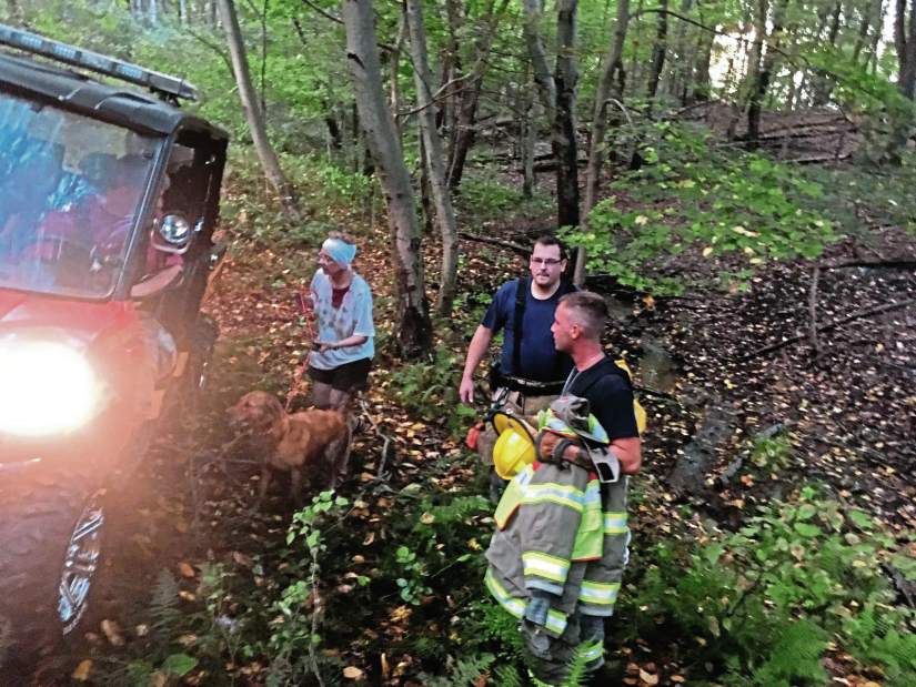 313027vndWomanDogCliffFall2100718