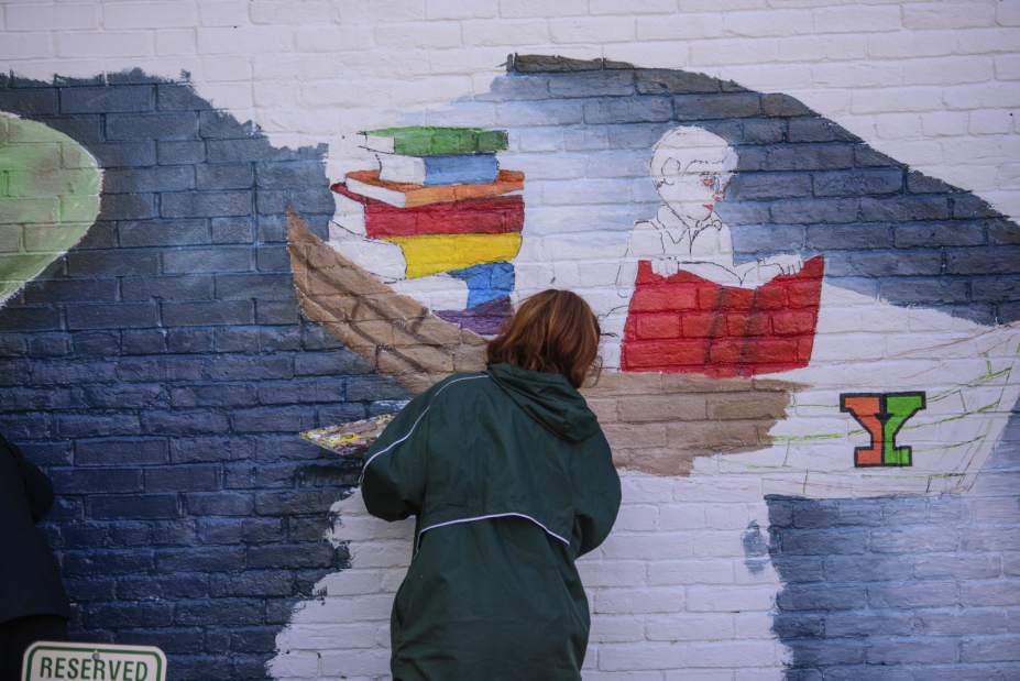 353879gtrlibrarymural005101718