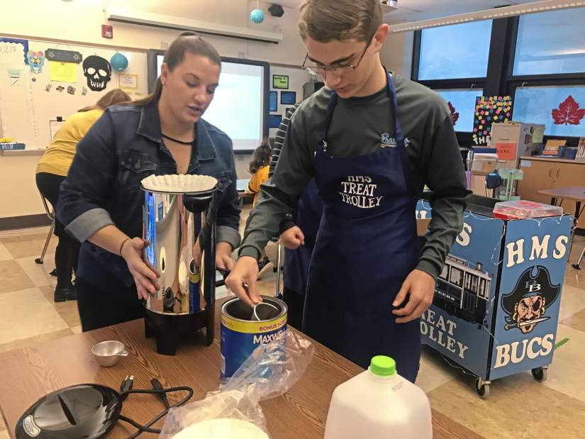 401852vndtreatrolley02110318