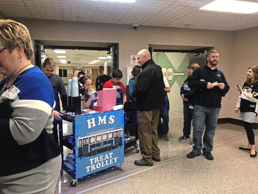 401852vndtreatrolley04110318