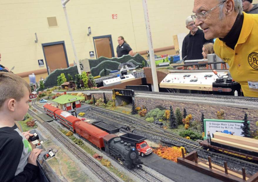 439290tetrainshow4112218
