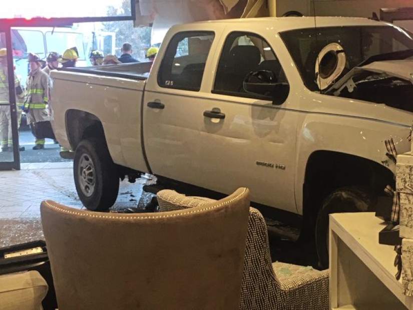 440178gtrfurnituretruck2111418