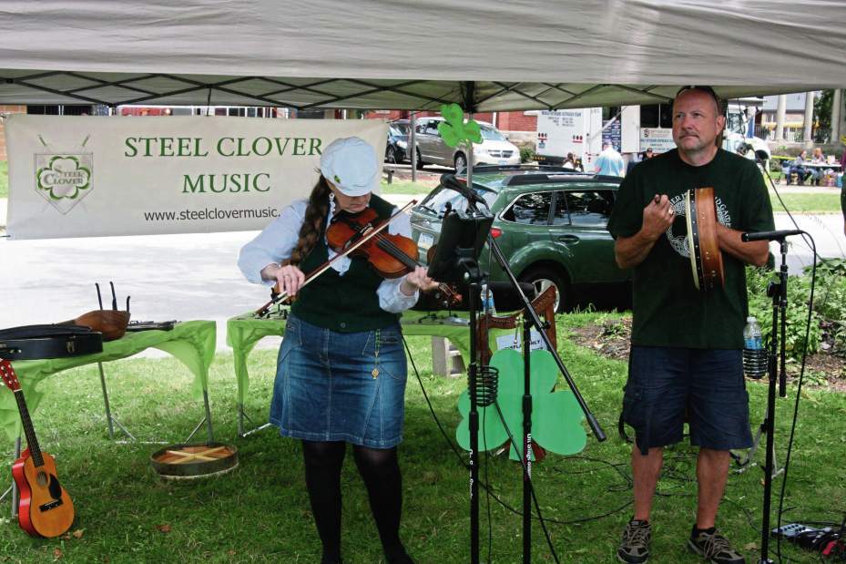 64232PhotoFortArmstrongFolkFestSteelClover
