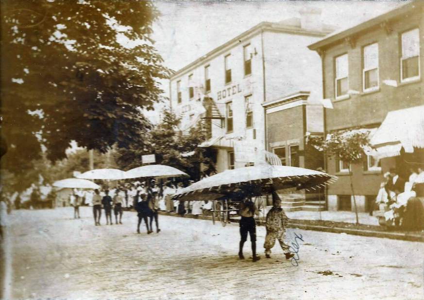 78930PhotoFreeportHistoryjuly41908ParadeUmbrellas002