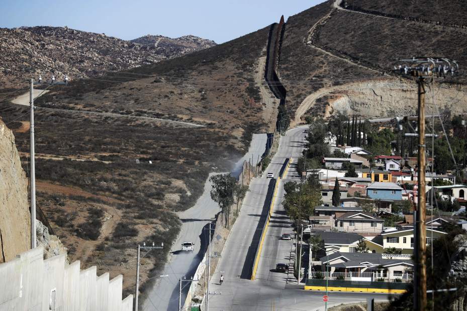 BorderWall59366jpg0b13e