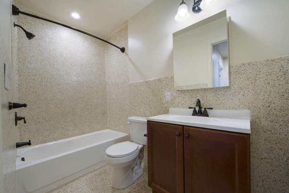 GTRLIVCIVILWARTOWNBATH031718