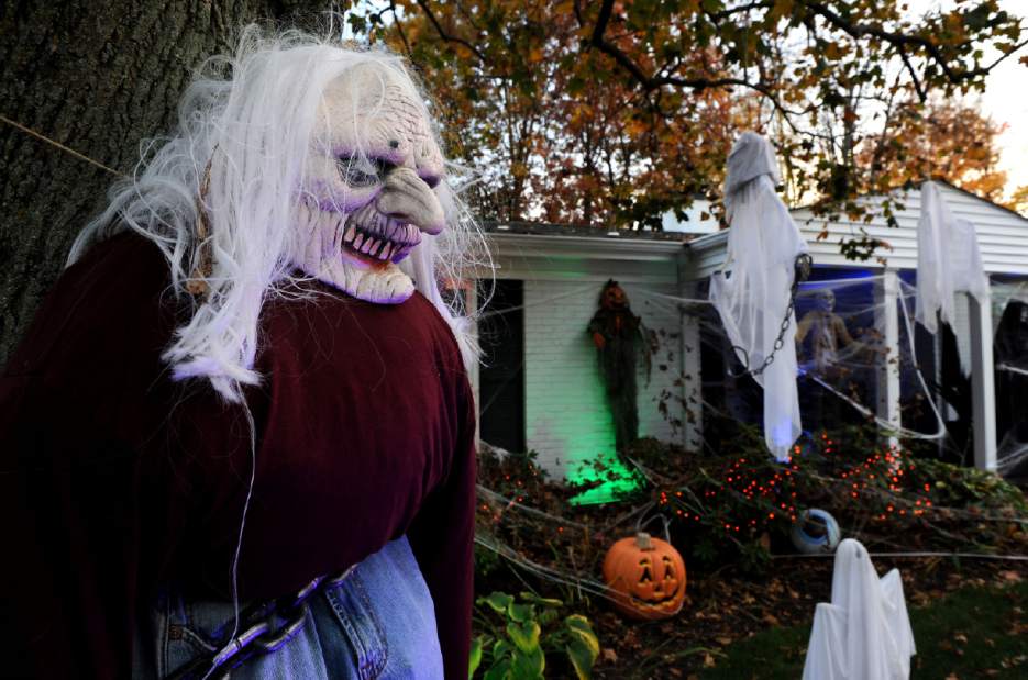 PTRLIVHALLOWHOUSES1103114
