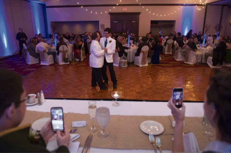 PTRLIVLORDWEDDING9111115