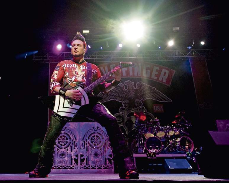 Ptrshinedown04051016