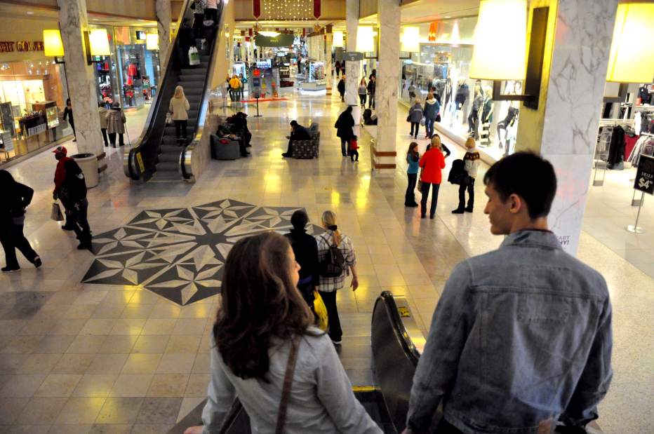 TEMallShoppers3112014