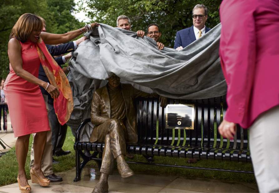 gtrStarzlStatue001062418