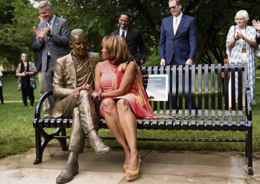 gtrStarzlStatue003062418