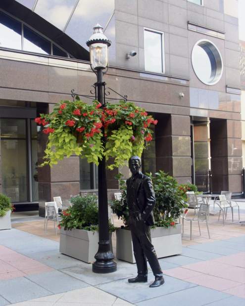 gtrlivflowershowstatue041717