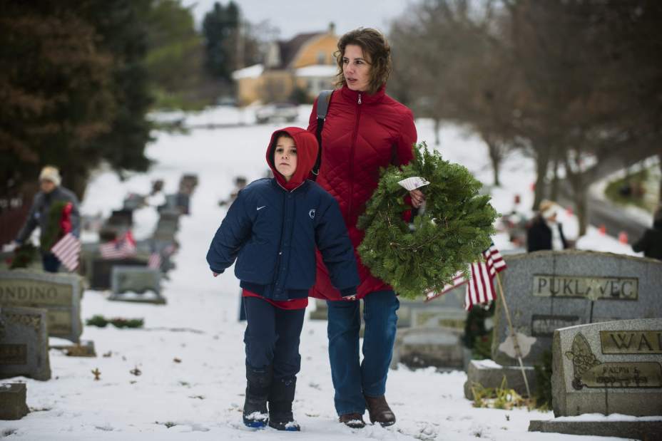 gtrwreathsacross10121917