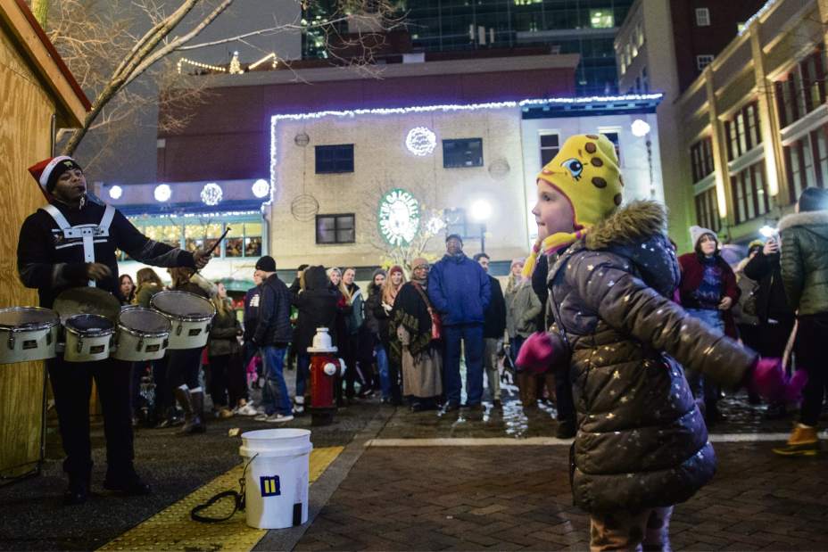 ptrlightupnightlive004111718
