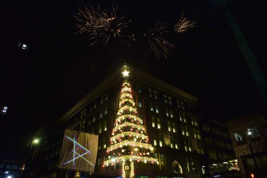 ptrlightupnightlive011111718