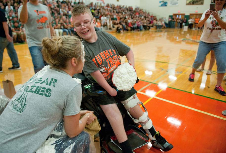 tsUcmanPieThrow4100614