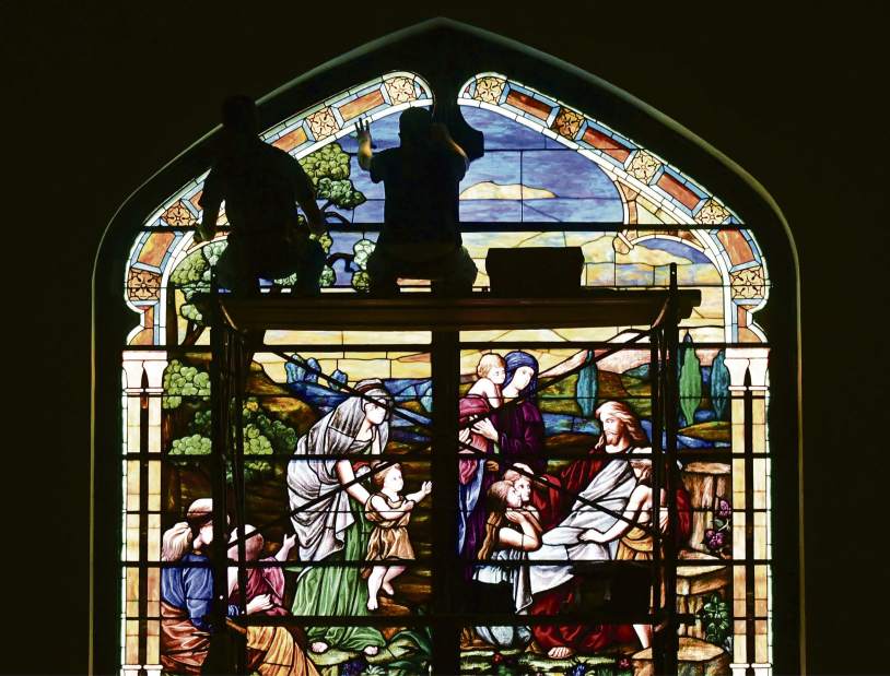 vndLOstainedglass1030917