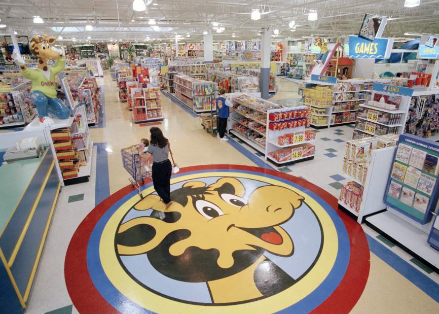 Toys R Us plans second act by holiday season
