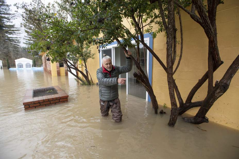 Snow too thick to plow keeps skiers from California resorts