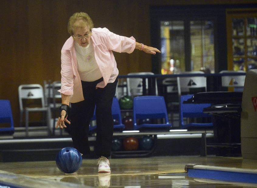 vndbowlinglady1102115jpg